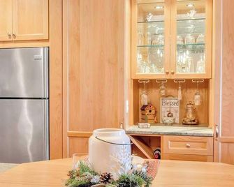 Cozy Studio Wood Fireplace - Ellicottville