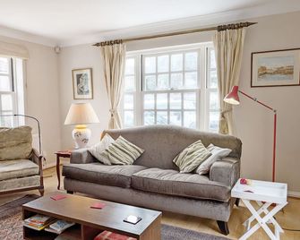 Frankland House - Emsworth - Living room
