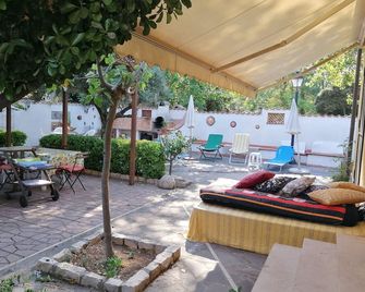 MAMITA Villa Vacation home ( Single rooms only in winter, prices on calendar. - Fiumicino - Patio