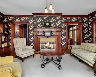Summer Street Guest House - Buffalo - Living room