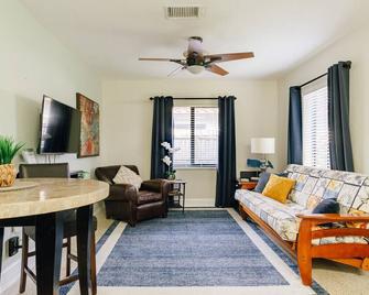 Two blocks from Beach - Walk to the water! - Pompano Beach - Living room