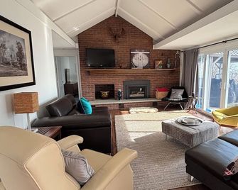 Amazing view, heated pool, gardens, beach, trails, wineries, shops & restaurants - Long Point - Living room