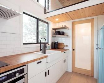 Peaceful Tiny Home on Hilltop with Gorgeous Sunsets & Scenic Views - Ranger - Kitchen