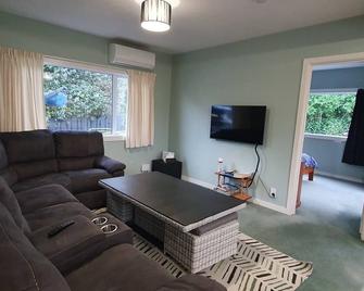 Kaikoura's lovely South Bays Cottage - Kaikoura - Wohnzimmer
