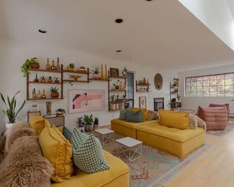 The Cougar Den Tofino - Tofino - Living room