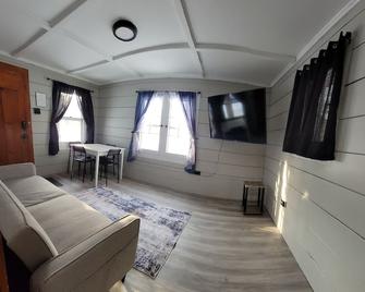 East Tawas 1 bedroom Hawthorne cabin. - East Tawas - Living room