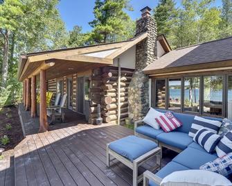 Beautiful Log Home with all the comforts and amenities anyone would ever need ! - East Jordan - Patio