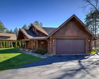 Ultimate Adirondack Getaway ~ Private Pool and Hot Tub! - Warrensburg - Edificio