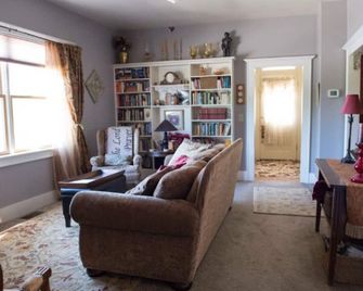 The Prairie Rose Guesthouse- Strawberry Wilderness At Your Doorstep - Prairie City - Living room