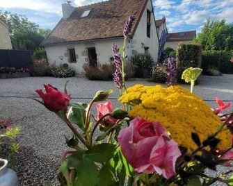 Charmante Maison Bourbonnaise Du Xviiie Avec Animaux Acceptés - Charroux - Vista del exterior