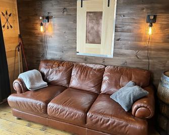 Luxury Spa Beach House with Hottub, Infared Sauna & massage chair - Lake Charlotte - Sala de estar