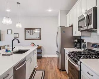Charming 3-bedroom townhome with AC, WiFi in enjoyable Commerce City - Commerce City - Cocina
