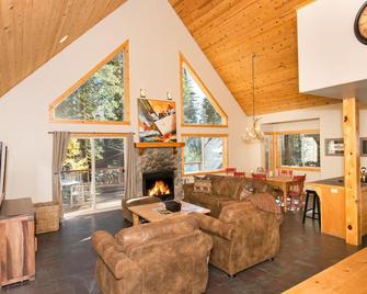 Interlaken West Shore 3BR Pet friendly, Walk to Lake Minutes from Skiing - Homewood - Living room