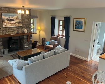 Stunning 2-bed cottage, mountain views, 3 miles from Kinvara, Wild Atlantic Way. - Kinvarra - Living room