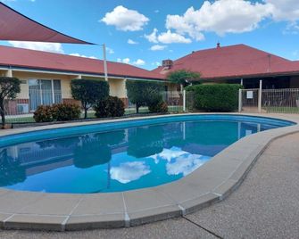 Emerald Explorers Inn - Emerald - Pool