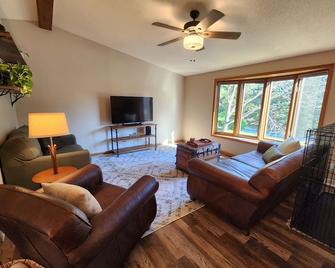 Country Aire - Entire Home - Cedarburg - Living room