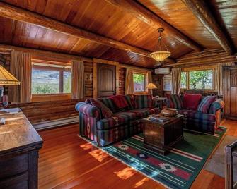 Highland Homestead, beautiful mountain views with river access, near Yellowstone National park! - Wapiti