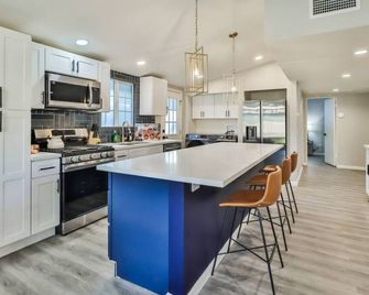 Cozy Modern Home Near La Rams Woodland Hills - Los Angeles - Kitchen