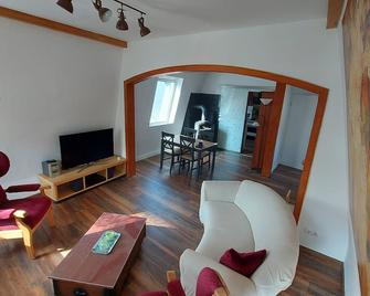 Nice apartment right on the Rhine; mountain-side balcony; centrally located - Kamp-Bornhofen - Wohnzimmer