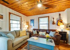 Surf City Vacation Rental with Hot Tub! - Surf City - Wohnzimmer