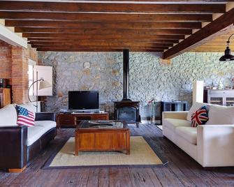 Pet-Friendly Apartment 'Ático en el centro de Laredo' with Mountain View & Terrace - Laredo - Wohnzimmer