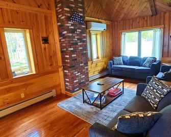 Big Wood Lodge-Lakefrontpet Friendlyprivate Dock - Jackman - Living room