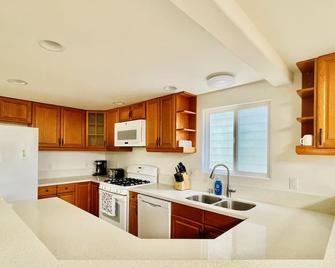 Beautiful 3bd,3 bt home, minutes from the beach - Oxnard - Kitchen