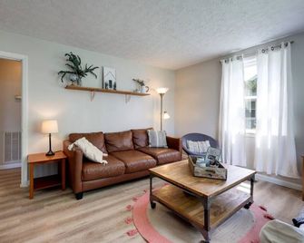 5 Min to Airport Pet Friendly Fire pit Fenced Yard - Nashville - Soggiorno