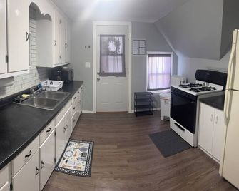 Newly Renovated walk up apartment near everything - Fond du Lac - Küche