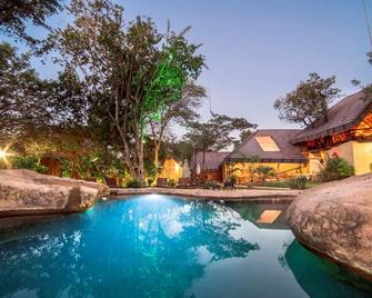 Pezulu Tree House Lodge - Mbabat - Piscina