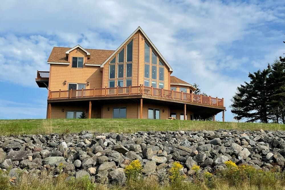 Hillside Lodge with a gorgeous ocean view!!! - 10 min from the beach!