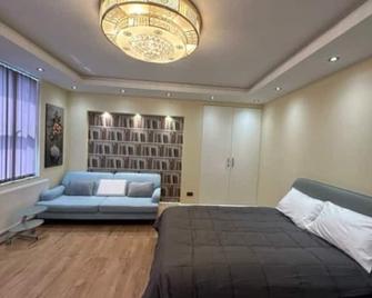 Lovely apartment near Gatwick airport - Reigate - Bedroom