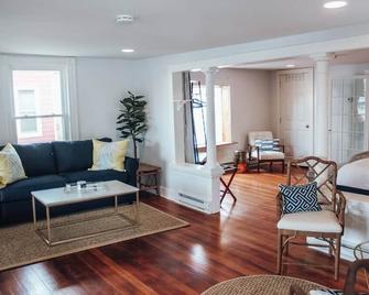 Modern Chic 1-BR Unit in the Cottages on James - Clayton - Living room