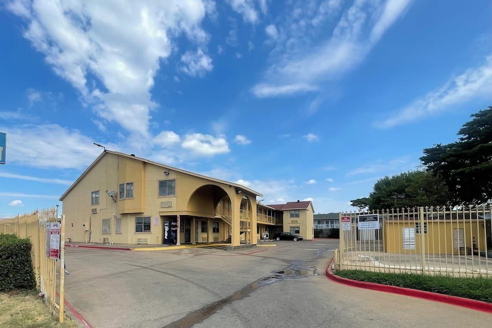Red Crown Inn - Dallas - Building