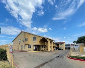 Red Crown Inn - Dallas - Building