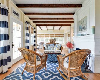 Charming 6-bedroom oceanfront cottage in Falmouth - Falmouth - Dining room