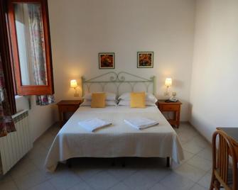 Hotel Europa - إيشيا - غرفة نوم