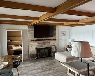 Cheerful ocean front 3 bedroom cabin - Olympia - Living room