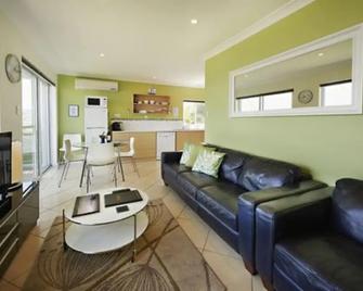 Albany Harbourside Apartments And Houses - Albany - Living room