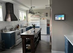 The Ultimate Getaway: Relax in Perrys Cove, Newfoundland. - Carbonear - Kitchen
