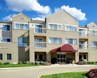 Michigan Retreat, Free Breakfast! Proximity to Troy Historic Village! - Warren - Edificio