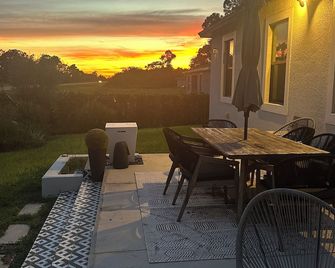 Hidden Gem! Luxury Palm Home with Modern Comfort - LaBelle - Balkon