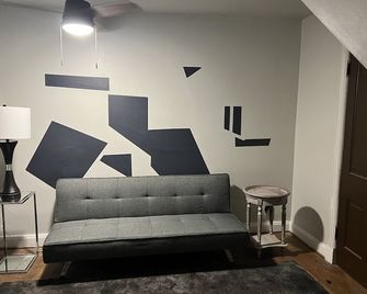 Charming Historic Heights Neighborhood Apartment - Hagerstown - Living room