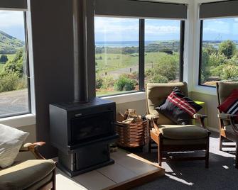 A warm, cosy home perfect for your Catlins visit - Owaka - Living room