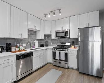 Mins 2 Dwntown - Private Stay - Nestled Austin Pad - Austin - Cozinha