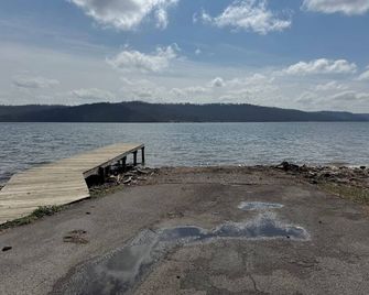 Charming 2-bed 2-bath cabin with views of Lake Guntersville from every room. - Guntersville - Beach