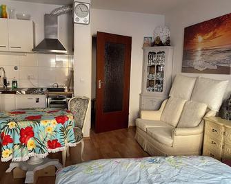 Great location in the center, well equipped to accomplish everything on foot. - Düsseldorf - Bedroom