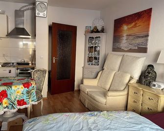 Great location in the center, well equipped to accomplish everything on foot. - Düsseldorf - Bedroom