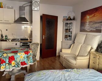 Great location in the center, well equipped to accomplish everything on foot. - דיסלדורף - חדר שינה