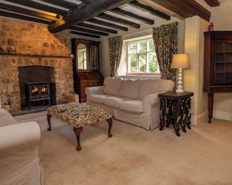 NEW HALL, pet friendly, luxury holiday cottage in Chirk - Wrexham - Living room